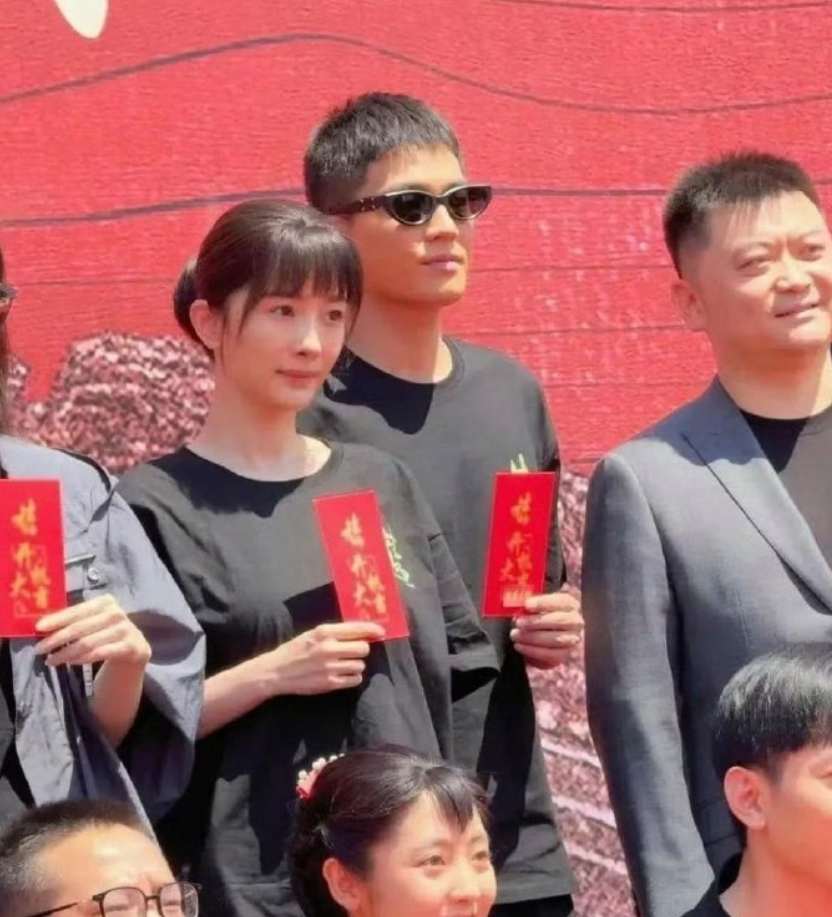 杨幂挑战农村妇女角色，造型引发网友热议，被指假发不自然、皮肤过白，与角色形象不符